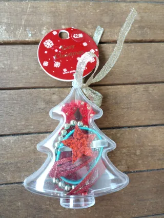 Albero Natale con lacci e spille