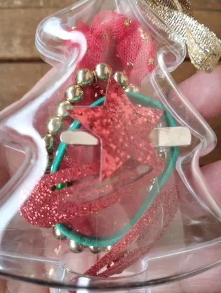 Albero Natale con lacci e spille