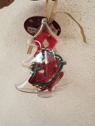 Albero Natale con lacci e spille