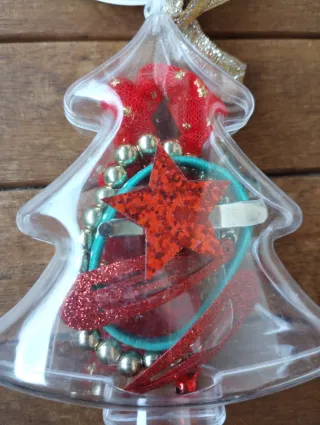 Albero Natale con lacci e spille