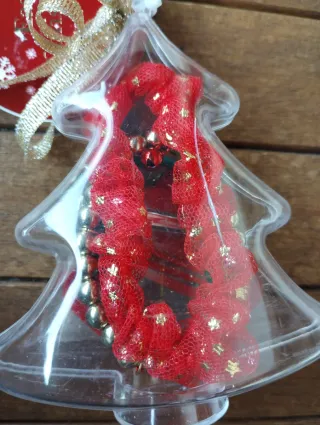 Albero Natale con lacci e spille