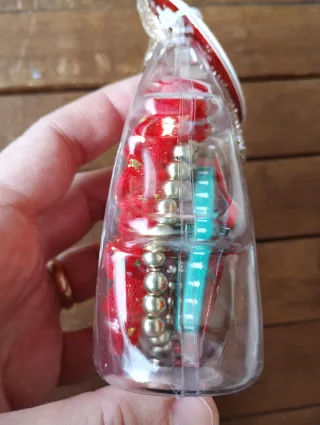 Albero Natale con lacci e spille