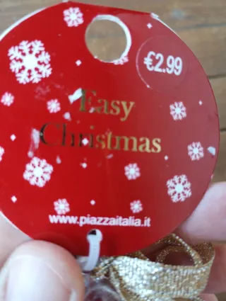 Albero Natale con lacci e spille