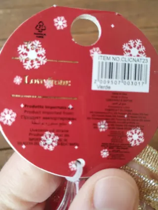 Albero Natale con lacci e spille