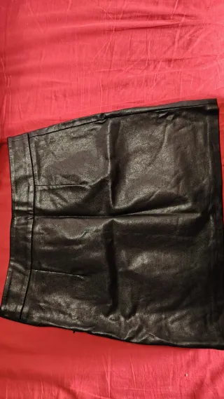 Falda de piel negra