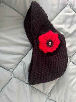 Gorro de lana chic con flor roja