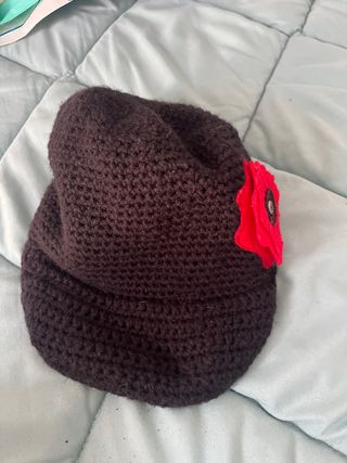 Gorro de lana chic con flor roja