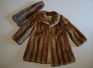 Abrigo de piel marrón y multicolor