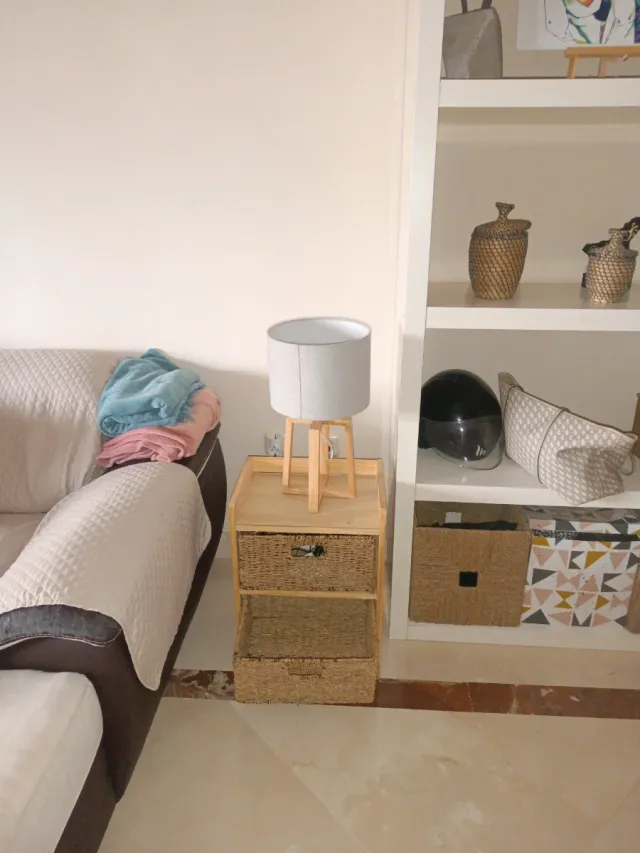 2 Comodini in legno e vimini