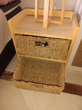 2 Comodini in legno e vimini