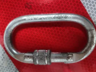 Mosquetón de seguridad con cierre roscado