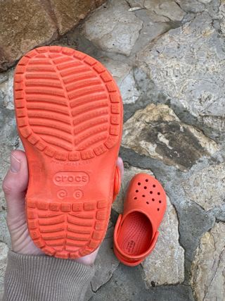 Crocs niño naranjas
