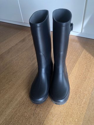 Botas de agua negras niña