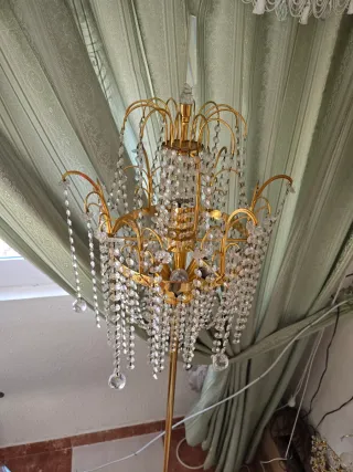 Lámpara de pie dorada con cristales