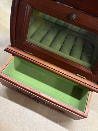 Joyero antiguo con música