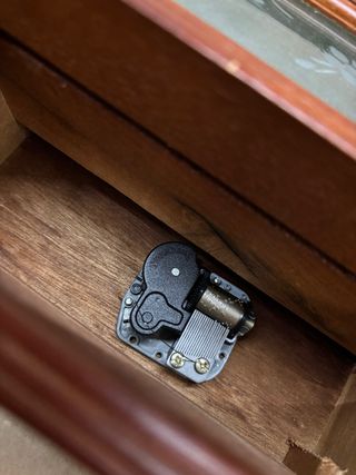 Joyero antiguo con música