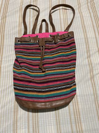 Mochila Multicolor con detalles en piel