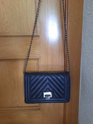 Bolso Negro con cadena