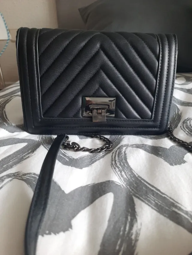 Bolso Negro con cadena