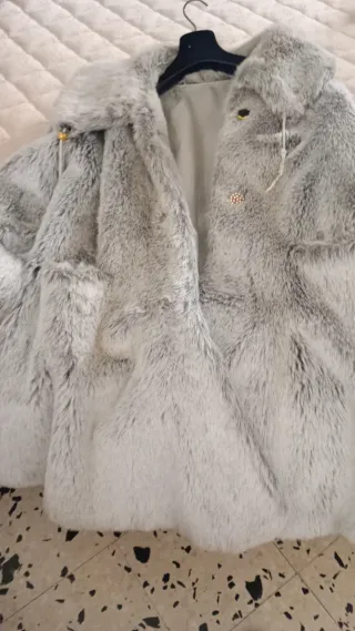 Pelliccia beige e grigia