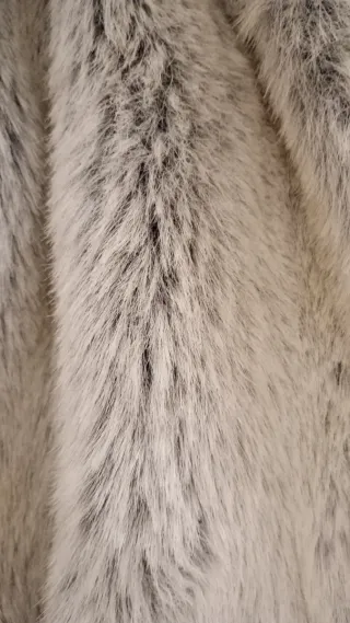 Pelliccia beige e grigia