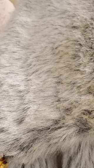 Pelliccia beige e grigia