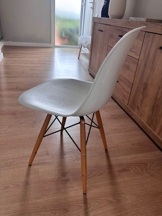 Silla blanca de estilo nórdico.