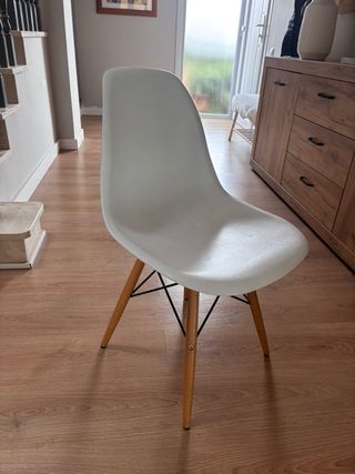 Silla blanca de estilo nórdico.