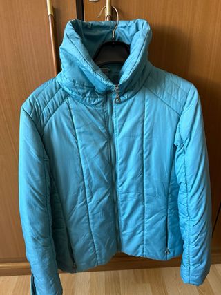 Cazadora azul acolchada