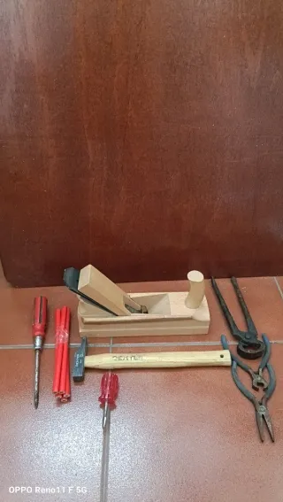 Conjunto herramientas y cepilladora artesanal.