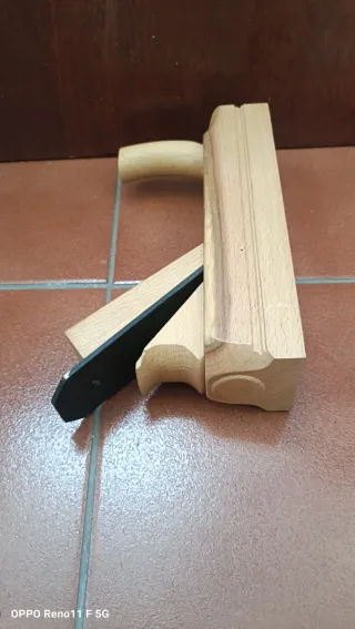 Conjunto herramientas y cepilladora artesanal.