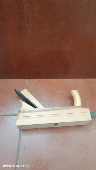 Conjunto herramientas y cepilladora artesanal.