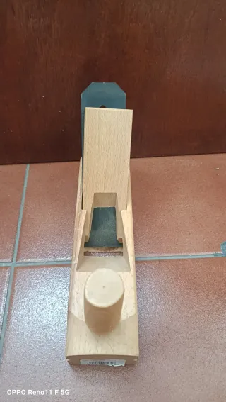 Conjunto herramientas y cepilladora artesanal.