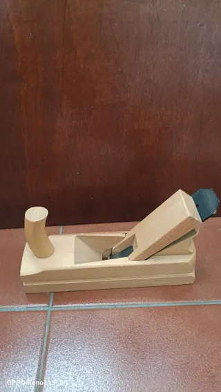 Conjunto herramientas y cepilladora artesanal.