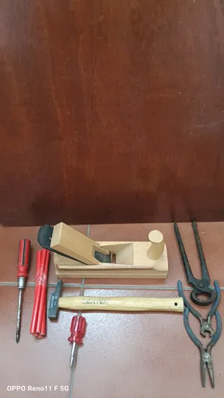 Conjunto herramientas y cepilladora artesanal.
