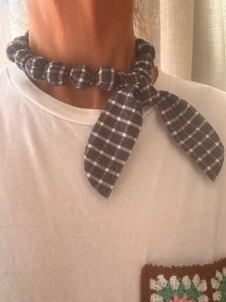 Collar Choker cuadros gris y blanco