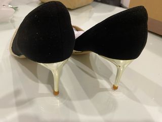 Zapatos de fiesta negros y dorados talla 39