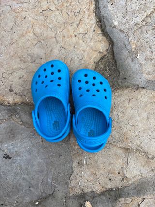 Crocs niño azul
