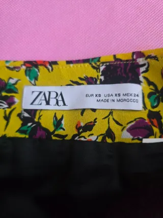 Falda Zara floral botones joya Talla XS