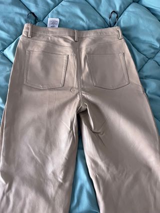 Pantalón efecto piel Guess beige