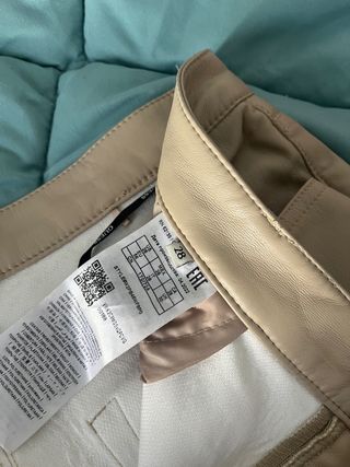 Pantalón efecto piel Guess beige