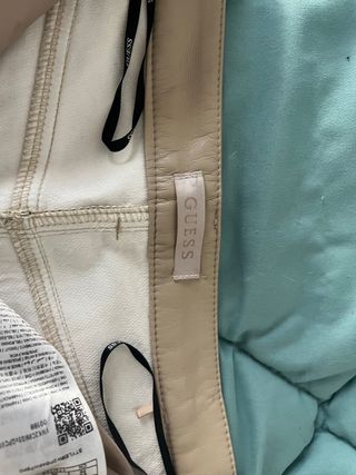 Pantalón efecto piel Guess beige