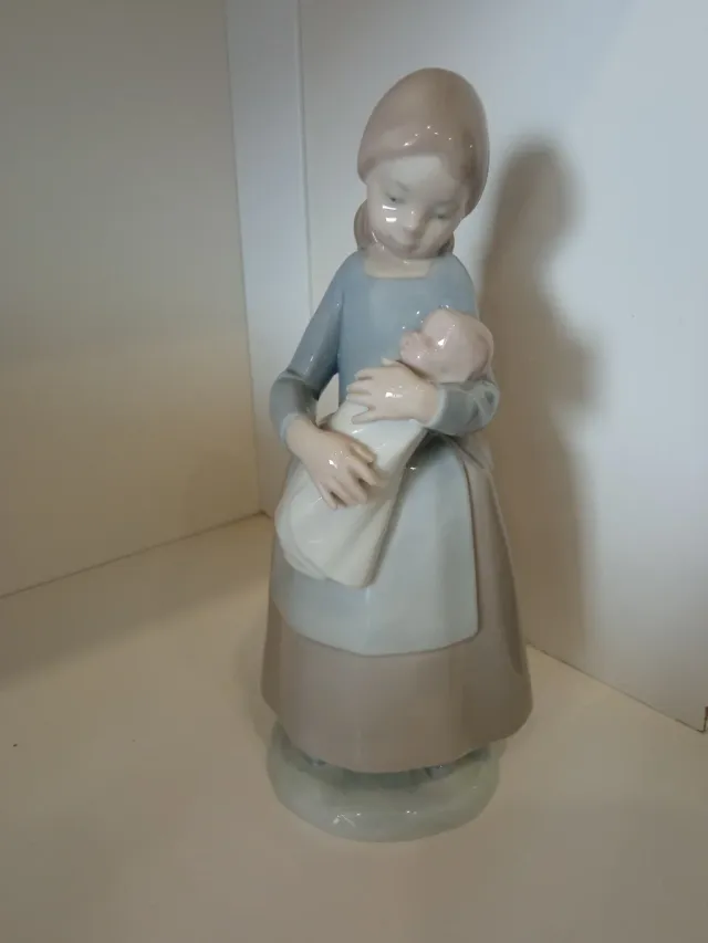 Figura Nao in porcellana