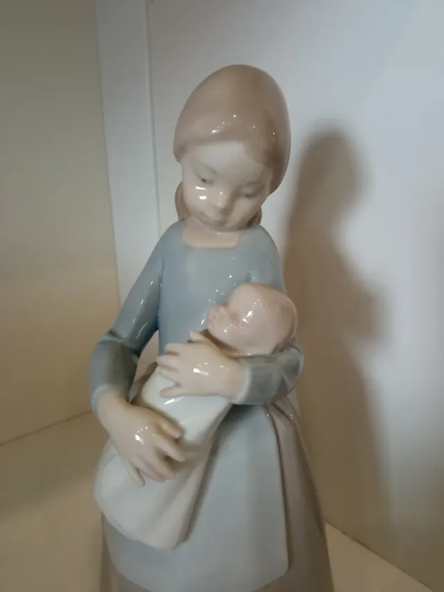 Figura Nao in porcellana