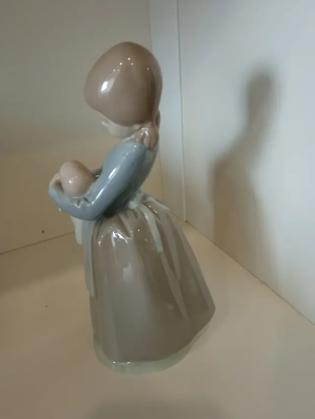 Figura Nao in porcellana