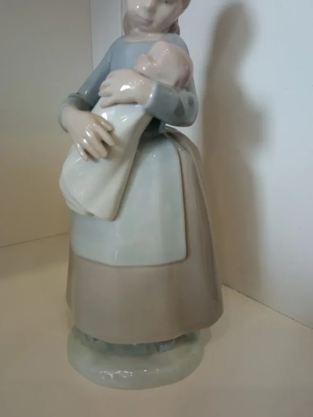 Figura Nao in porcellana