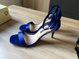 Sandalias Stradivarius Tacón Azul y Negro