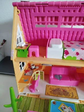 Casa de muñecas rosa y amarilla