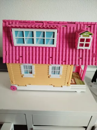 Casa de muñecas rosa y amarilla