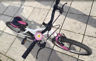 Bicicleta infantil rosa y blanca
